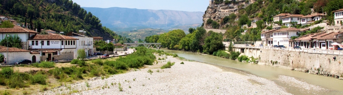 Berat and Osumit River (Alessandro Giangiulio)  [flickr.com]  CC BY 
Información sobre la licencia en 'Verificación de las fuentes de la imagen'